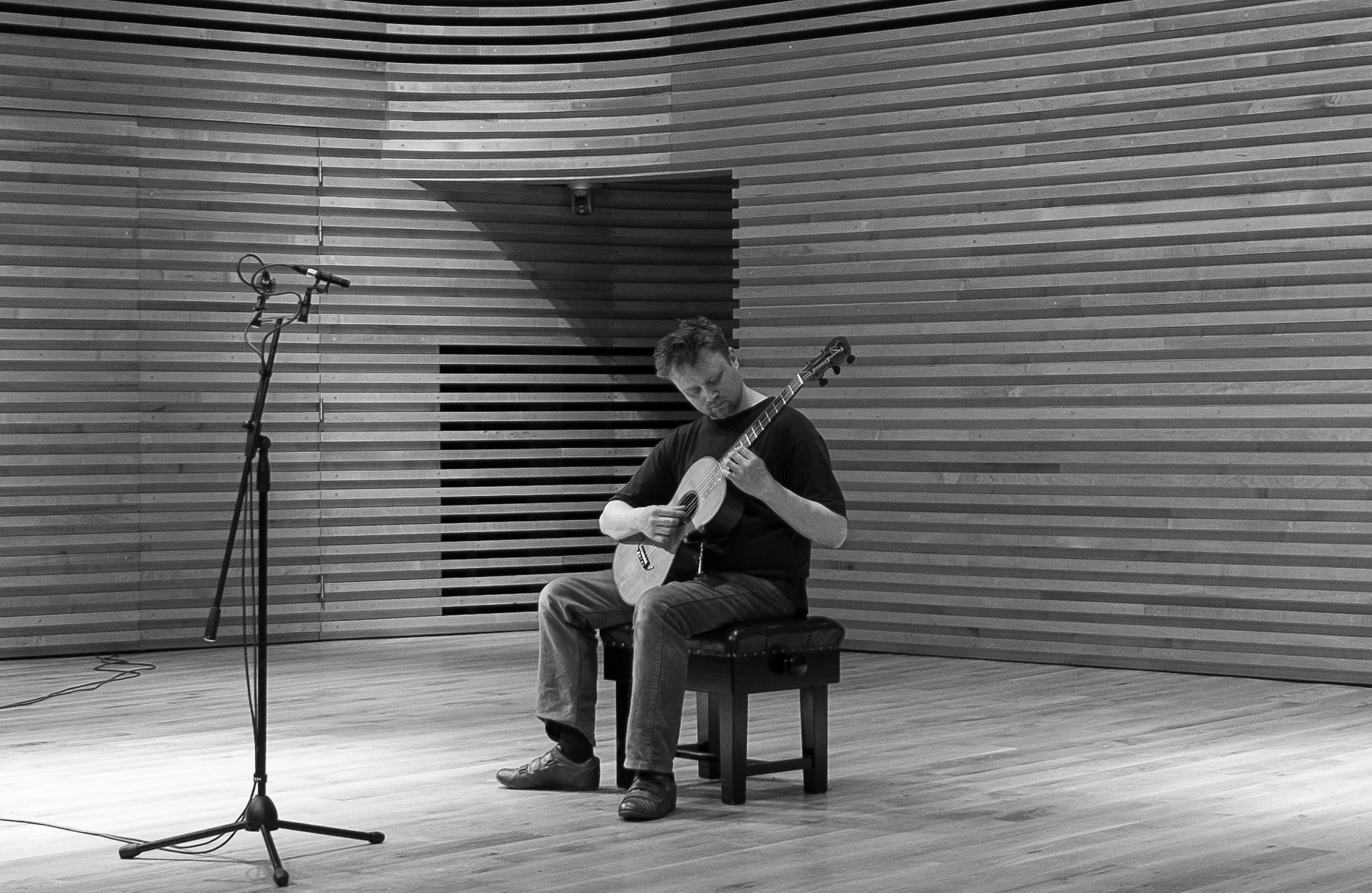 James Akers theorbo & guitar Resonus Classics & Inventa Records